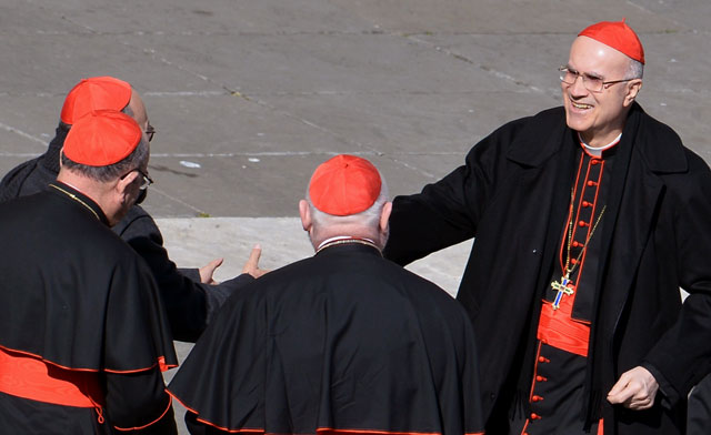 El cardenal Tarcisio Bertone saluda a otros purpurados a su llegada a la Plaza de San Pedro. | Afp