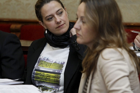 La edil socialista de Alicante Elena Martn, con la camiseta en un pleno. | Roberto Prez
