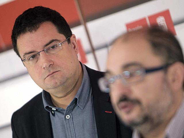 scar Lpez escucha al secretario general del PSOE en Aragn, Javier Lambn. | Javier Cebollada / Efe