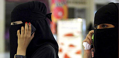 Dos mujeres saudes, en un centro comercial en Riad. | Reuters