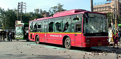 Un autobs destrozado en las protestas en Nueva Delhi. | Afp