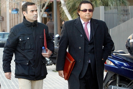 El ex gerente de Emarsa, Esteban Cuesta (izq.) junto a su abogado. | Benito Pajares