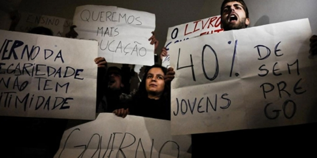 Un grupo de jvenes protesta esta semana en Lisboa contra los recortes en Educacin. | Afp