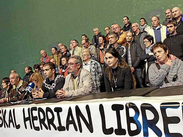 Miembros del colectivo de 'refugiados' de ETA en una reunin celebrada el pasado noviembre.| J. Herrero