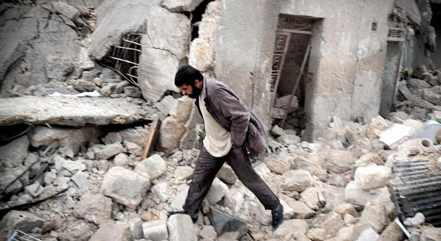 Un hombre camina entre los escombros en Alepo. | Efe