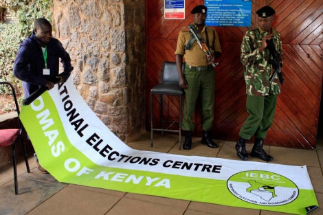 Un funcionario prepara un cartel en un colegio electoral de Nairobi. | Reuters