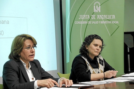 La delegada de Salud, Francisca Daz (dcha.), y la directora del distrito, Mara ngeles Tarilonte.| J. Morn