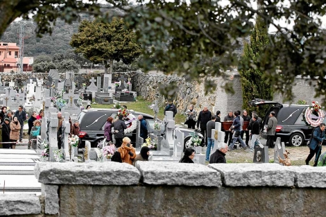 Imagen del sepelio en el cementerio abulense. | R. Muoz