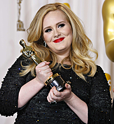 Adele, al recoger su Oscar. | Reuters