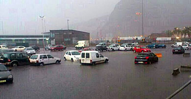 Una carretera de Tenerife inundada, este domingo. | Foto: Marcos J. Rodrguez.