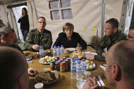 La canciller Merkel, de visita en la base turca de Gazi. | Reuters