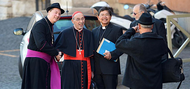 El falso obispo Ralph Napierski saluda al cardenal Sergio Sebiastiana. | Afp