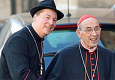 El falso obispo saluda a un cardenal. | Afp
