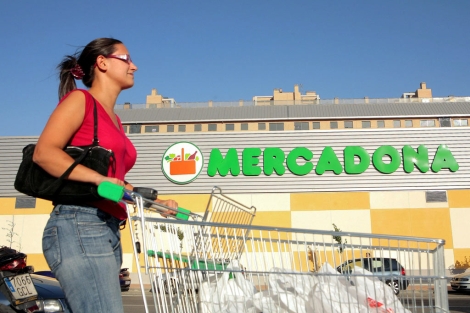 Una clienta, en los accesos a un supermercado de Mercadona. | Oscar Monzn