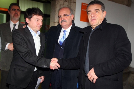 Ismael lvarez (derecha) estrecha la mano de Samuel Folgueral (PSOE). | C. Snchez / Ical