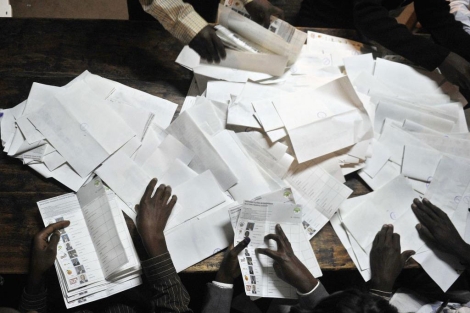 Recuento de papeletas en Kenia. | Afp