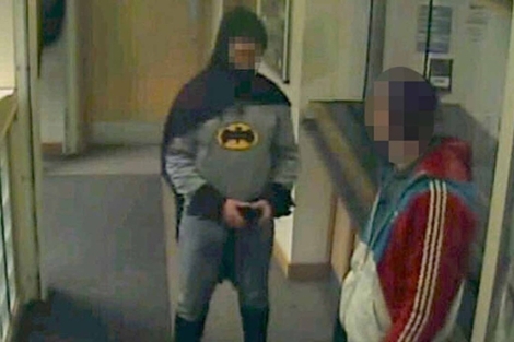 El hombre disfrazado de 'Batman' junto al presunto delincuente que entreg en comisara. | Efe