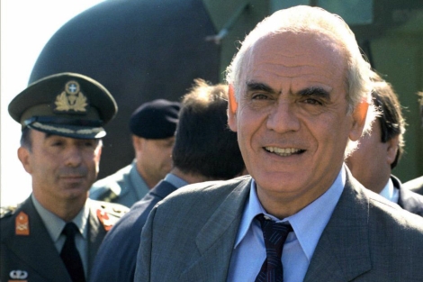 El ministro griego de Defensa a su llegada al aeropuerto de Larnaca, Chipre. | Ap