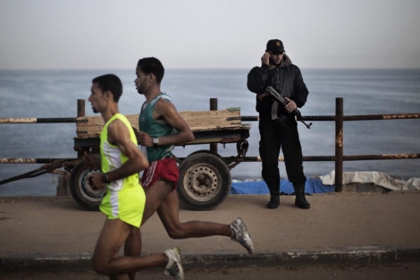 El atleta olmpico Nader Masri, entrenando para uno de los maratones de Gaza. | Afp