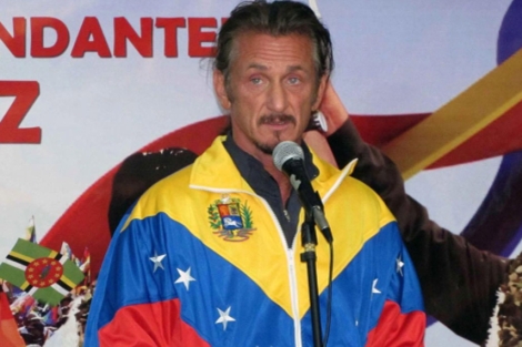 Sean Penn luce durante la vigilia una chaqueta con los colores de la bandera venezolana. | Efe