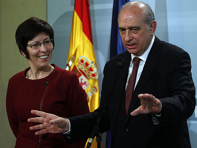 El ministro del Interior, con la consejera vasca. | Javier Barbancho