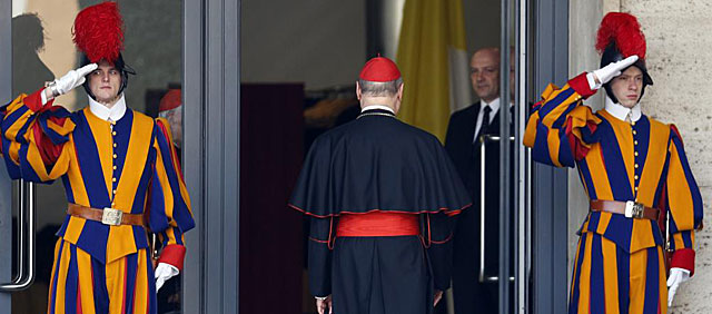 El cardenal italiano Ravasi llega a la congregacin de los purpurados en El Vaticano. | Reuters