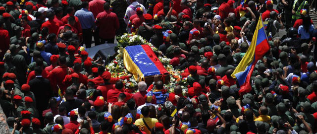 El fretro de Chvez, acompaado de una multitud por las calles de Caracas. | Efe VEA MS IMGENES