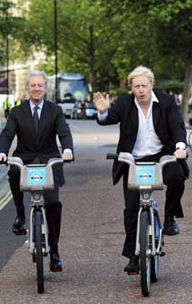 Boris Johnson (d) y Marcus Agius, expresidente de Barclays, en julio.|Efe