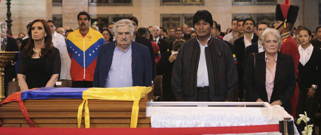 Kirchner, Mujica y Morales velan el fretro de Chvez. | VEA MS IMGENES