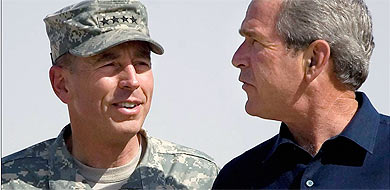 Petraeus, junto a Bush. | Afp