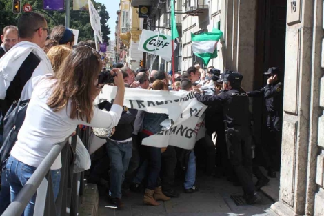 Enfrentamiento entre los empleados de Isofotn y la Polica. | ELMUNDO.es