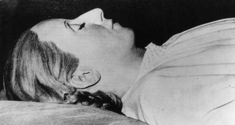 El cuerpo de Eva Perón embalsamado.