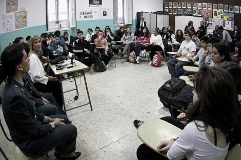 Cifuentes, durante su visita al colegio San Isidro. | A. Di Lolli