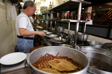 Un cocinero chino prepara sopa de aleta de tiburn en un restaurante de Bangkok (Tailandia). | Efe