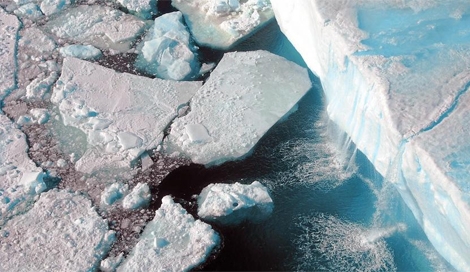 Una catarata de agua de deshielo en la Antártida. | AWI