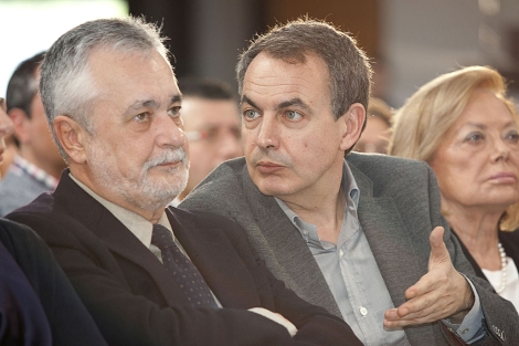 Zapatero habla con Grin durante la entrega de los premios Clara Campoamor.| Conchitina