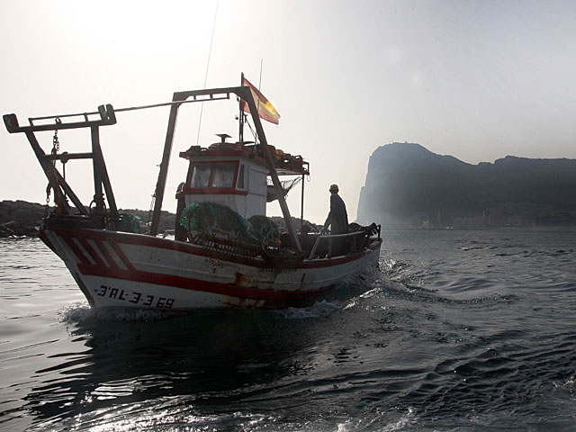 El pesquero espaol 'Divina Providencia' con el Pen en segundo plano. | Francisco Ledesma