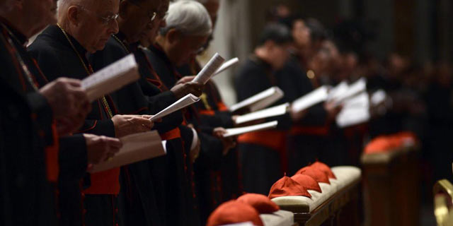 Varios cardenales rezan en la Congregacin que ha fijado la fecha del cnclave. | Efe
