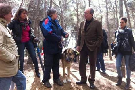 El alcalde en el parque canino de El Morlaco. | ELMUNDO.es