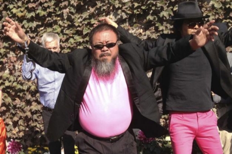 Ai Weiwei, bailando el 'Gangnam Style' el pasado octubre. | Reuters
