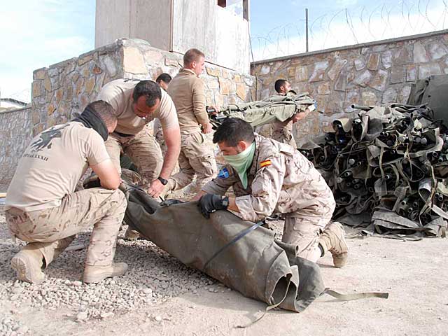Militares espaoles desmontando literas en el campamento de Moqur. | M.B.