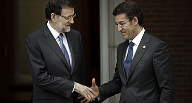 Rajoy y Feijo se saludan en las escaleras de Moncloa. | Efe