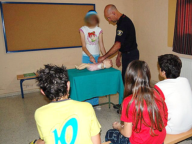 Clases de primeros auxilios en el colegio andaluz Ortiz de Ziga. | EL MUNDO