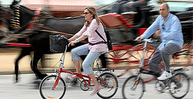 Dos aficionados a la bicicleta en Sevilla. | Fernando Ruso