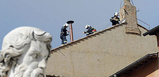 Operarios instalan en la Capilla Sixtina la chimenea para la fumata que designar al nuevo Papa. | Efe