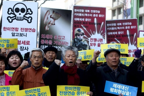 Surcoreanos protestan contra las maniobras conjuntas con Estados Unidos, en Seúl. | Efe
