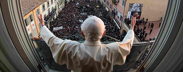 La última aparición de Benedicto XVI, en Castel Gandolfo. | Reuters