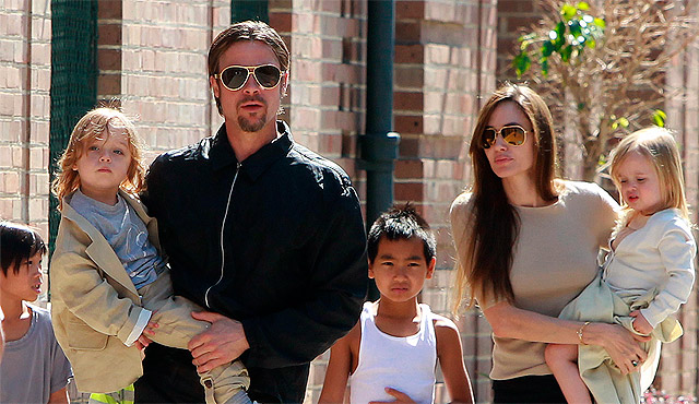 Brad Pitt y Angelina Jolie con sus hijos. | Gtres.