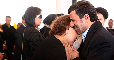 El presidente iran consuela a la madre de Chvez. | Efe