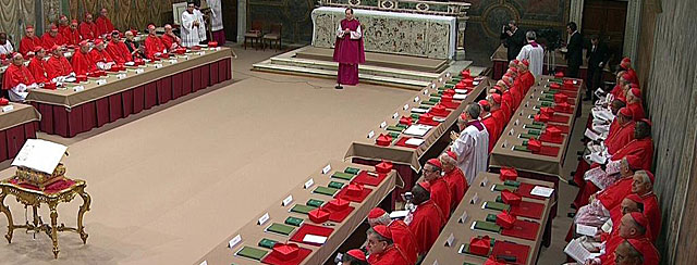 Los 115 cardenales, preparados para la elección del Papa en la Capilla Sixtina. | Reuters